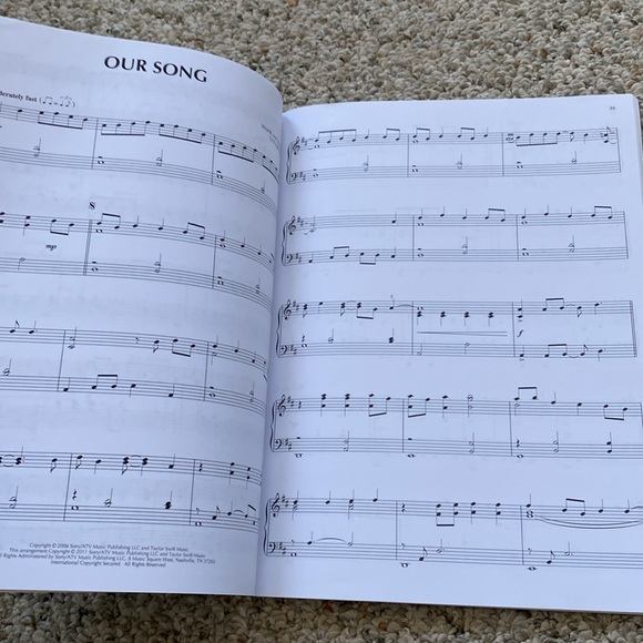 Taylor Swift music book for piano - Picture 3 of 3